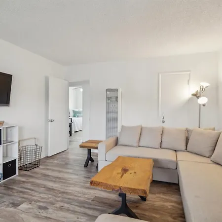 Beautiful 2 Bed Beach Condo #203 Condo